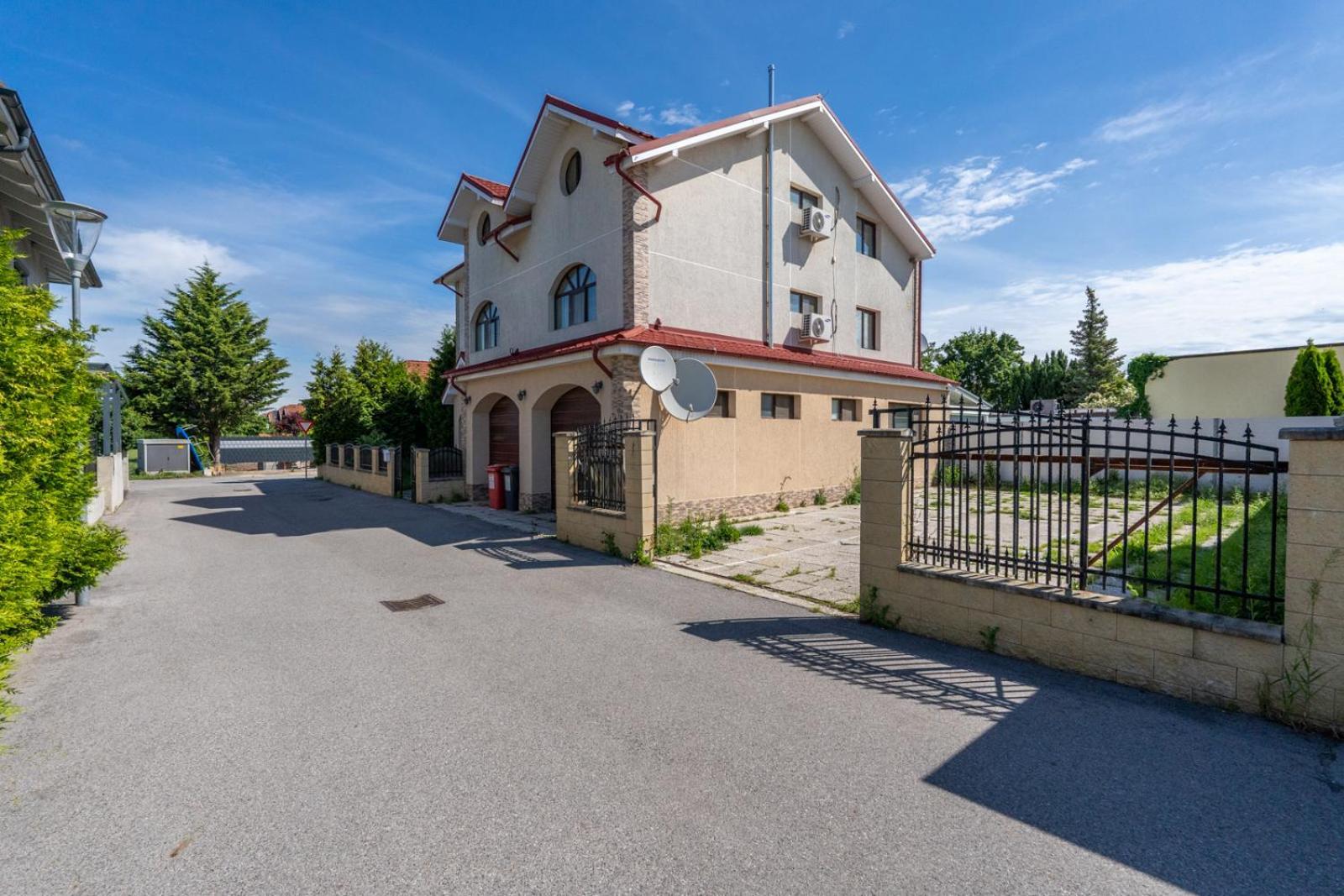 Farawayhomes Aparthotel Near Vienna Airport - Anytime Self Check-In Bruck-Leitha Dış mekan fotoğraf